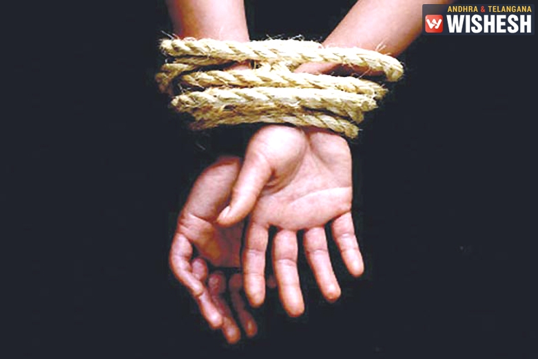 Women Kidnaps 5 year old girl, Flees with Gold Earrings