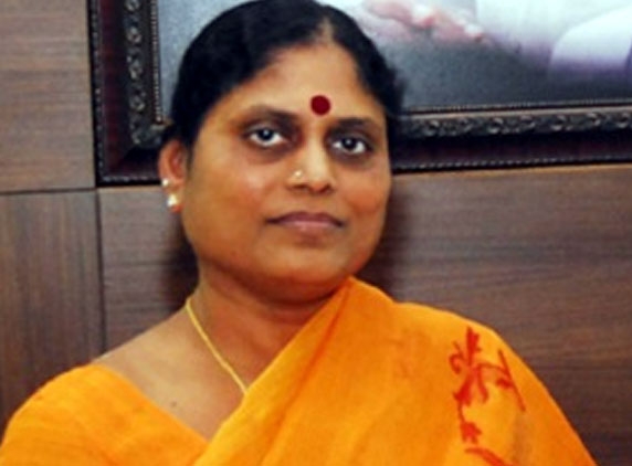 TRS activists pelt stones at Vijayamma&#039;s convoy
