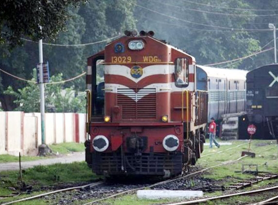 Major train accident averted by rag-picker