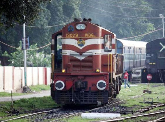 Major train accident averted by rag-picker 