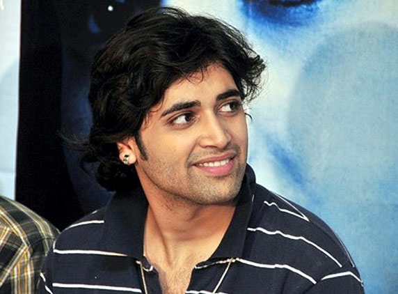 Adivi Sesh Kiss with Kannada Beauty