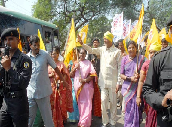 Vastunna Meekosam evokes solid response in Guntur