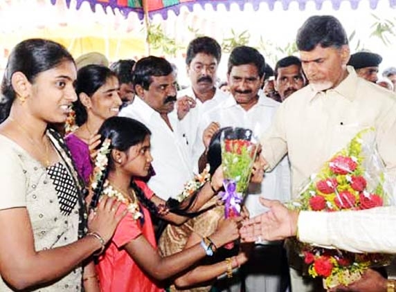 Vastunna Meekosam: Babu back in action