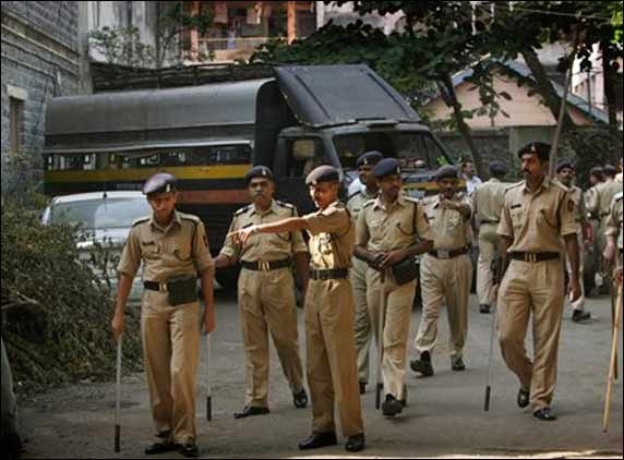 Chain Snatcher takes police for a drive
