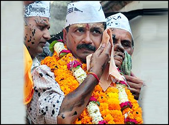 Eggs, Ink thrown on Kejriwal