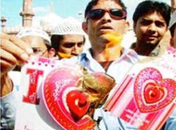 Bhajarang Dal forces six marriages on love birds on Valentines Day