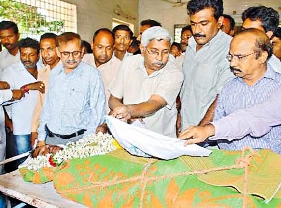 Auto driver commits suicide for T state