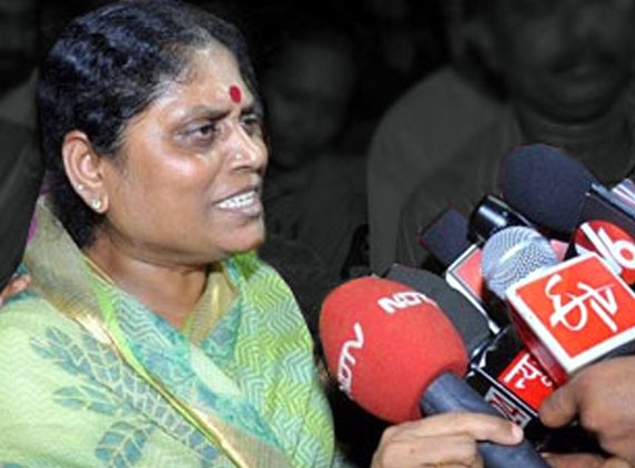 Sircilla: Vijayamma blames the policies of Centre, State