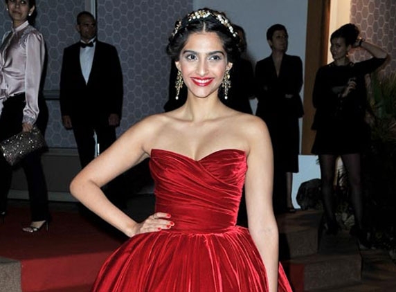 Sonam makes single appearance on red carpet