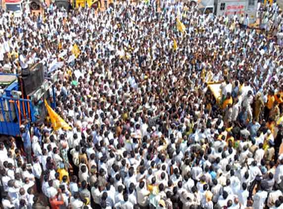 Kurnool people welcome Babu