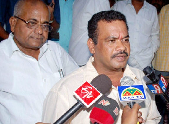 Komatireddy shifted to NIMS, continues fast 
